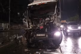 2 xe đâm nhau, tài xế mắc kẹt trong cabin hoảng loạn kêu cứu