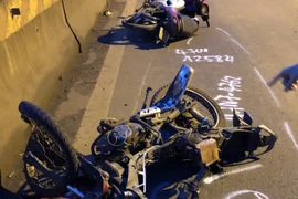 Tai nạn liên hoàn ôtô tông 3 xe máy tan nát, húc sập cổng nhà dân