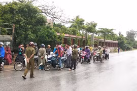 Truy bắt 2 kẻ lái ôtô vứt lại hàng 100kg nghi ma túy