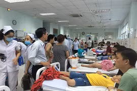 Hơn 30 trẻ nhập viện nghi bị ngộ độc bánh mì ở TP HCM