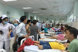 Hơn 30 trẻ nhập viện nghi bị ngộ độc bánh mì ở TP HCM