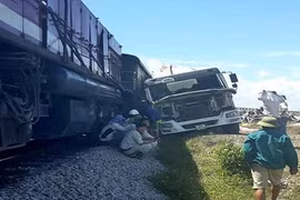 Xe bồn bê tông bị vỡ cabin sau khi đâm tàu chở hàng tại Nghệ An