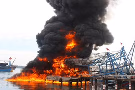 Tàu câu mực trị giá hơn 10 tỷ cháy rụi khi chuẩn bị ra khơi