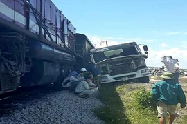 Xe bồn bê tông bị vỡ cabin sau khi đâm tàu chở hàng tại Nghệ An