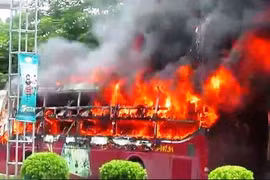 Cận cảnh xe giường nằm cháy rụi khi vừa trả khách ở Nghệ An