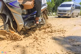 Ảnh: "Con đường đẹp nhất Việt Nam" ngập ổ voi, ổ gà