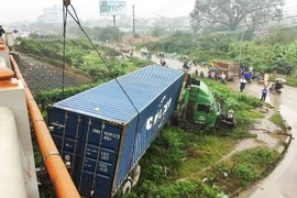 Ảnh: Xe đầu kéo biến dạng sau tai nạn liên hoàn trên cầu Thanh Trì