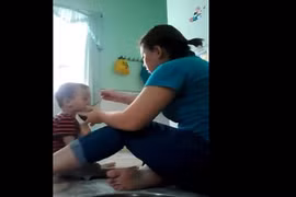 Bảo mẫu vừa cho ăn vừa đánh té tát nhiều trẻ mầm non ở An Giang