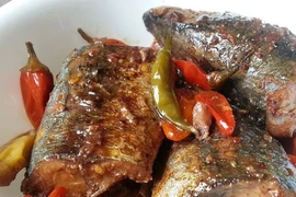 Kho cá thêm nắm lá này, cá không tanh, thơm ngon chắc thịt