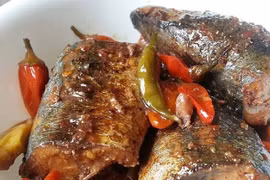 Kho cá thêm nắm lá này, cá không tanh, thơm ngon chắc thịt