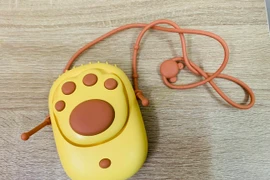 Hà Nội: Quạt mini đeo cổ chống nóng đang tạo cơn sốt