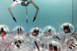 Gắp thú lỗi thời rồi, đến thời máy gắp hàng hiệu lên ngôi