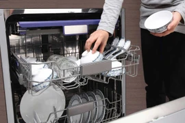 20/11, phụ huynh chơi trội mua máy rửa bát, robot quét nhà tặng cô