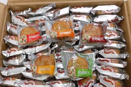 Bánh trung thu Trung Quốc tràn ngập: Hàng nhập rẻ hơn rau chợ