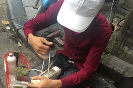 Anh thợ đánh giày chết lặng trước chiêu trò của đại gia phố cổ