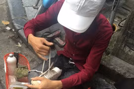Anh thợ đánh giày chết lặng trước chiêu trò của đại gia phố cổ