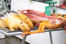 Thịt "thú rừng" rẻ như bèo la liệt bên lối vào hội chùa Hương