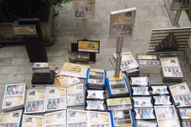 Ngang nhiên quảng cáo thuốc lá giữa phố phường