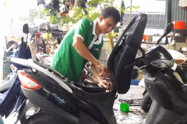 Nghệ An: Tiệm sửa xe “hốt bạc” sau mưa ngập