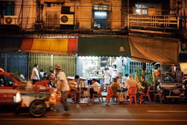 Quán ăn vỉa hè sang chảnh, giá chát, chỉ phục vụ 50 khách/ngày