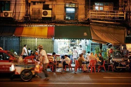 Quán ăn vỉa hè sang chảnh, giá chát, chỉ phục vụ 50 khách/ngày