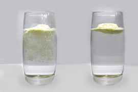 Cách phân biệt sữa bột thật và sữa bột giả bằng 1 ly nước