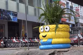 Độc đáo chậu hoa kiểng Tết được làm bằng vỏ xe ô tô cũ