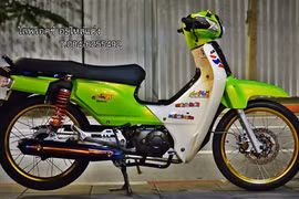 Honda Super Cub 110 "màu mè" với đồ chơi hàng hiệu 