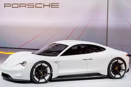 Siêu xe điện Porsche Mission E giá từ 1,8 tỷ đồng