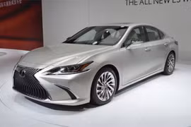 Xe sang Lexus ES 2019 đầu tiên lộ diện tại Đông Nam Á