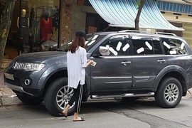 Xe ôtô Mitsubishi Pajero “mọc cánh” trên phố Hà Nội