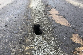 Hàng loạt vết nứt kéo dài trên đường ĐT 756 dù chưa hết bảo hành