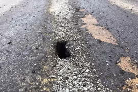 Hàng loạt vết nứt kéo dài trên đường ĐT 756 dù chưa hết bảo hành