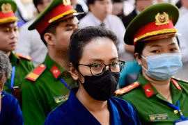 Hình ảnh Trương Huệ Vân, Trương Mỹ Lan tại tòa sáng nay 