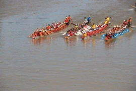 Tưng bừng lễ hội đua thuyền trên quê hương Đại tướng Võ Nguyên Giáp