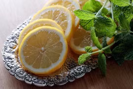 Bác sĩ nói gì về việc bệnh nhân dùng chanh trị ung thư?