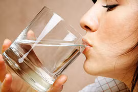 Nên uống nước trước hay sau đánh răng buổi sáng?