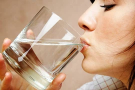 Nên uống nước trước hay sau đánh răng buổi sáng?