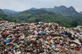 Cận cảnh bãi rác trên núi rỉ nước thải ô nhiễm môi trường ở Hòa Bình