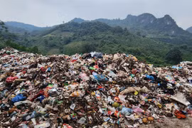 Cận cảnh bãi rác trên núi rỉ nước thải ô nhiễm môi trường ở Hòa Bình