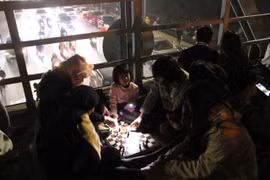 Hà Nội: Người dân ngồi đánh bài, chơi cờ trên cầu vượt chờ xem pháo hoa