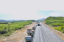 Công nhân hối hả thi công xuyên Tết trên cao tốc Bắc - Nam