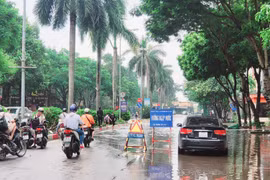 Hà Nội: Giao thông hỗn loạn vì ngập sâu trong buổi sáng đầu tuần
