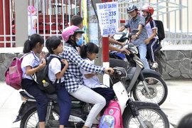 Khi nào được phép chở 3 người bằng xe máy?