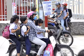 Khi nào được phép chở 3 người bằng xe máy?