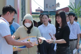 Báo Tri thức và Cuộc sống trao quà, hỗ trợ vùng lụt Bắc Giang