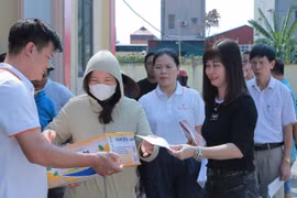 Báo Tri thức và Cuộc sống trao quà, hỗ trợ vùng lụt Bắc Giang