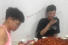Khách ăn hết 40kg tôm hùm đất, chủ nhà hàng buffet lỗ nặng