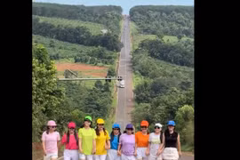 Công an thông tin về nhóm phụ nữ dàn hàng ngang quay clip giữa đường 