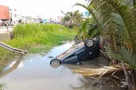 Tai nạn xe đầu kéo va chạm xe 7 chỗ, 5 người thoát chết